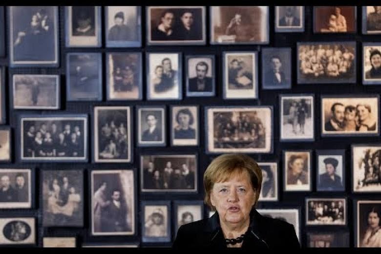 Angela Merkel dari Jerman menyuarakan ‘rasa malu yang mendalam’ pada kunjungan pertama ke kamp kematian Auschwitz