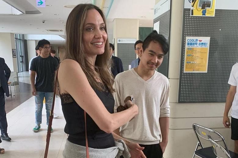 Angelina Jolie menjadi emosional menemani putra Maddox pada hari pertama sekolah di Seoul