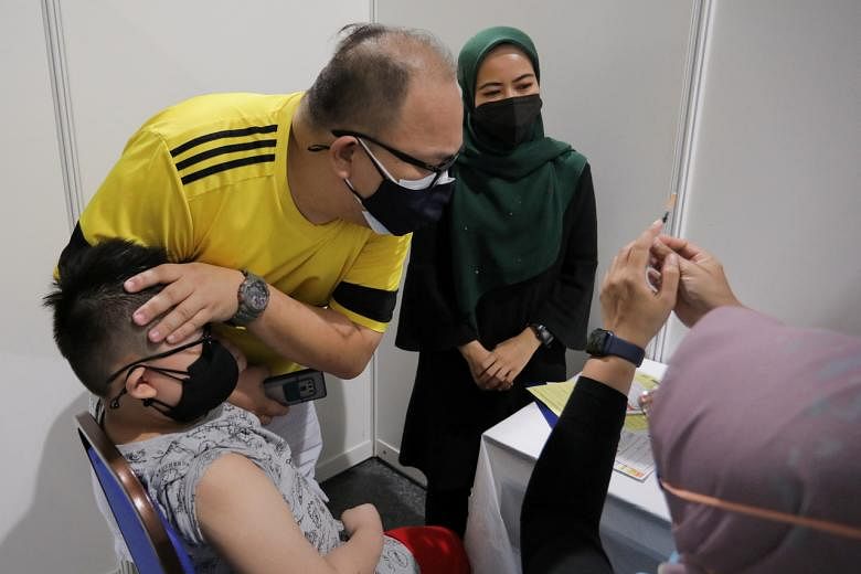 Lebih banyak orang tua di Malaysia yang memvaksinasi anak-anak mereka di tengah lonjakan Covid-19