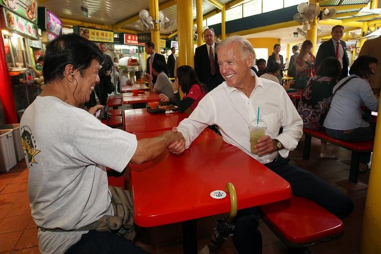 Kunjungan Joe Biden yang tak terlupakan ke Singapura pada tahun 2013 termasuk pemberhentian mendadak di pusat jajanan kuliner