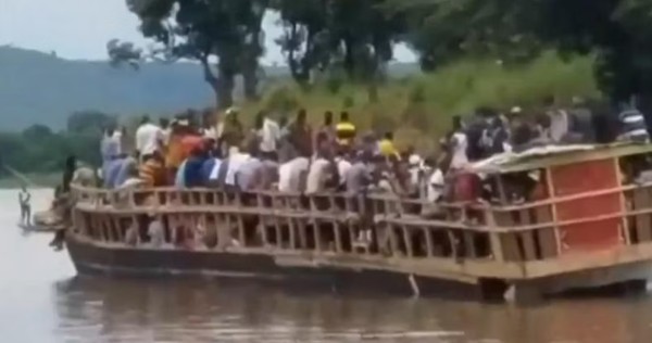 Sekitar 50 orang tewas dalam perjalanan ke pemakaman, saat kapal terbalik di Republik Afrika Tengah.