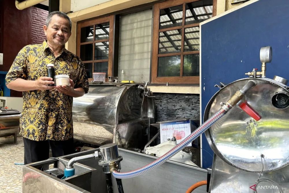 Peneliti Fakultas Teknologi Pertanian Universitas Brawijaya, Anang Lastriyanto, dengan madu dan madu bubuk yang dihasilkan dengan teknologi yang dikembangkannya, di Kota Malang, Jawa Timur, Rabu (3 April 2024).
