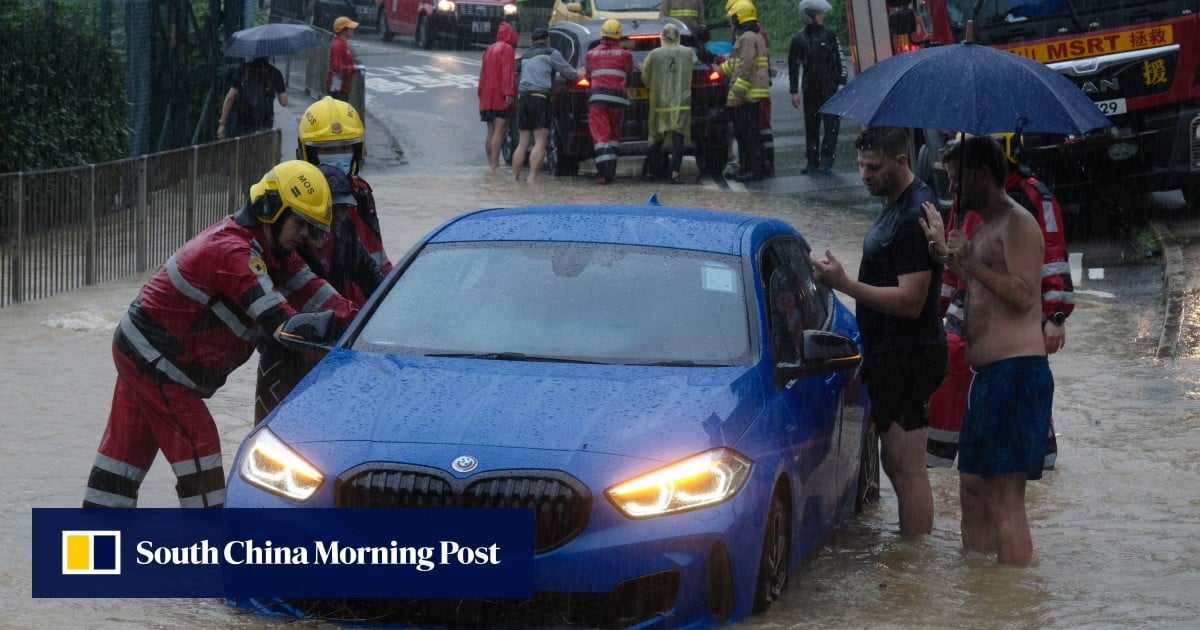 Pendaki terjebak dan jalan-jalan banjir di Hong Kong saat hujan lebat hampir memicu peringatan hujan badai hitam, dengan lebih banyak hujan diperkirakan