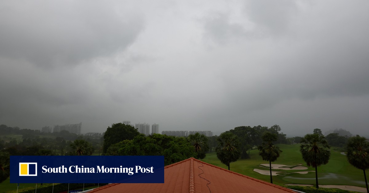 Singapura mengeluarkan peringatan banjir karena hujan lebat menyebabkan penundaan beberapa penerbangan, acara golf besar