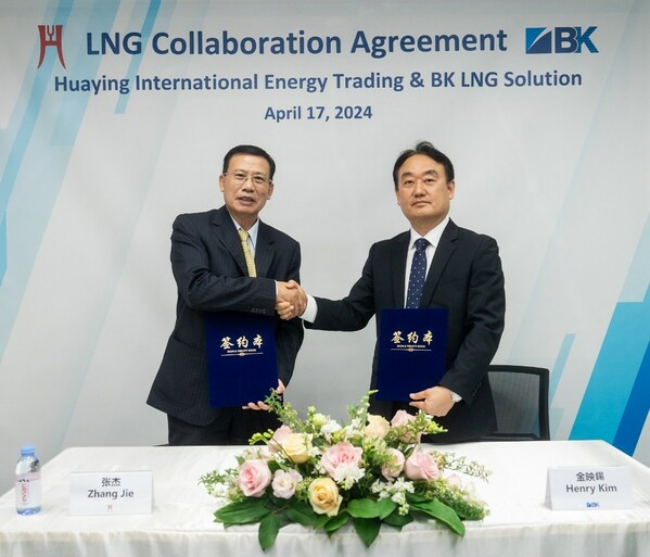 Adegan upacara penandatanganan, dari kiri ke kanan: Zhang Jie, direktur pelaksana Huaying International Energy Trading (Singapore) Pte. Ltd., Henry Kim, presiden BK LNG Solution Pte. PT.