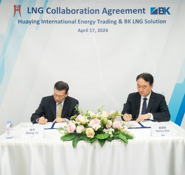 Adegan upacara penandatanganan, dari kiri ke kanan: Zhang Jie, direktur pelaksana Huaying International Energy Trading (Singapore) Pte. Ltd., Henry Kim, presiden BK LNG Solution Pte. PT.